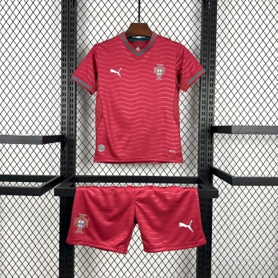 Conjunto desportivo vermelho com logos PUMA e emblema de Portugal pendurado em rede preta