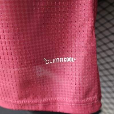 Tecido desportivo rosa com padrão quadriculado e texto CLIMACOOL+