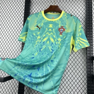 T-shirt desportiva azul e amarela com padrão geométrico e logos Puma e seleção de Portugal