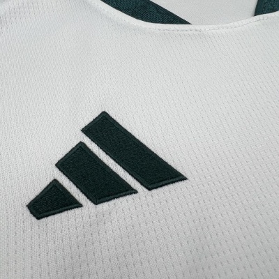 tecido branco com logótipo Adidas bordado preto