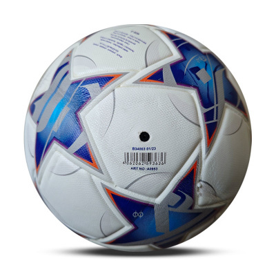 Bola de futebol branca com estrelas azuis e laranja e código de barras