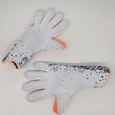 Luvas de malha cinza com pontos pretos e detalhes laranja com textura antiderrapante