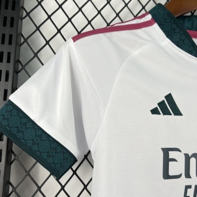 Camisola de desporto branca com detalhes verdes e vermelhos, logótipo Adidas e texto parcial