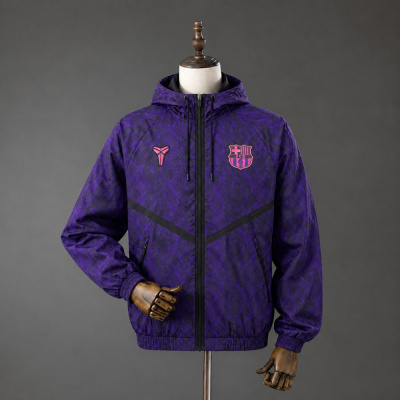 Casaco desportivo roxo com capuz e emblema do FC Barcelona