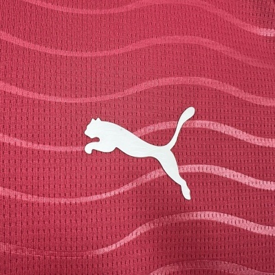 Tecido rosa com padrão de ondas e símbolo branco da PUMA