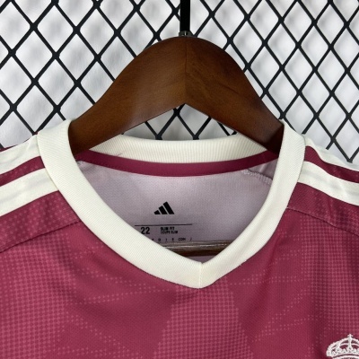 Camisola de futebol Adidas bordeaux com gola branca e três riscas brancas nos ombros