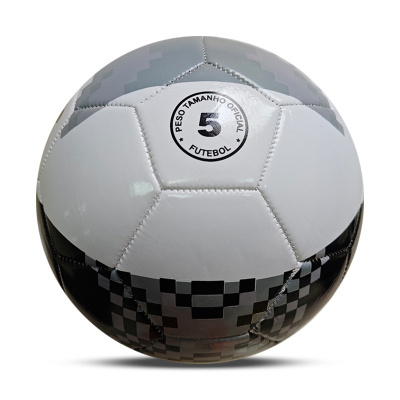 Bola de futebol branca e preta com padrão pixelizado e inscrição TAMANHO OFICIAL