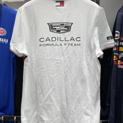 Polo branco com logotipos Cadillac, Tommy Hilfiger e Pirelli