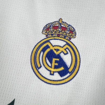 Emblema bordado do Real Madrid em tecido branco