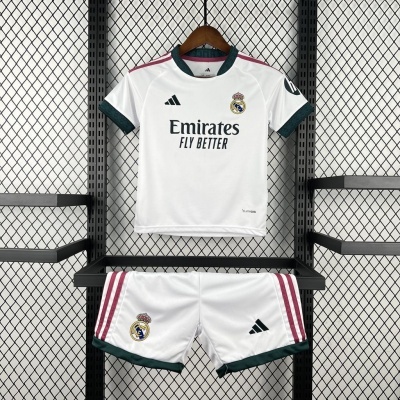 Conjunto de camisola e calções do Real Madrid com patrocínio Emirates, na exposição