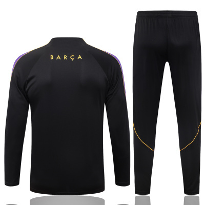 Conjunto desportivo preto com texto BARÇA amarelo na camisola