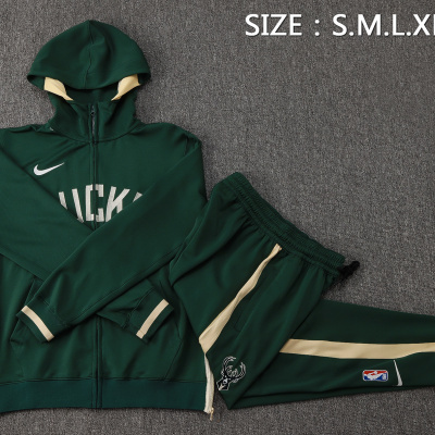 Conjunto desportivo verde escuro com capuz e calças, riscas creme e logos da NBA e Milwaukee Bucks