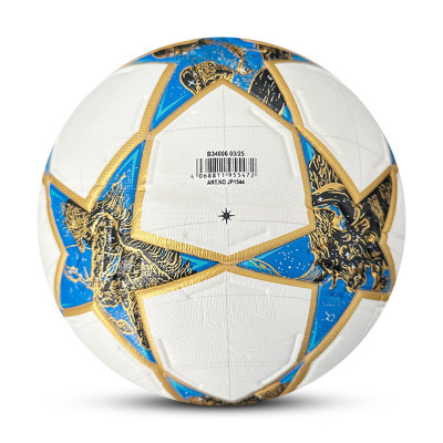 Bola de futebol branca com estrelas azuis e detalhes dourados