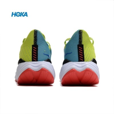 Sapatilhas desportivas HOKA cor amarela e azul vistas de trás