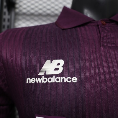 Camisa desportiva roxo escuro com logótipo branco newbalance