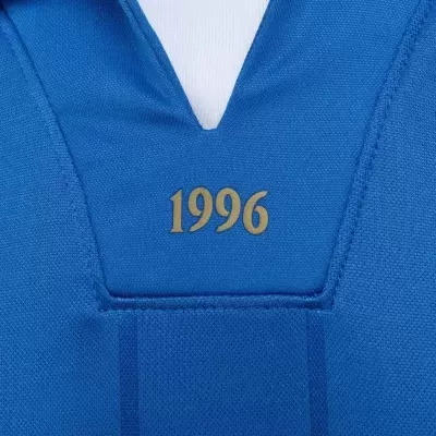 Detalhe de tecido azul com número 1996 em dourado