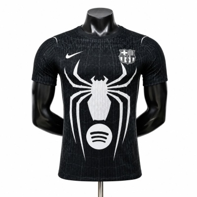 Camisola preta FC Barcelona com padrão de aranha e logotipos Nike e Spotify.
