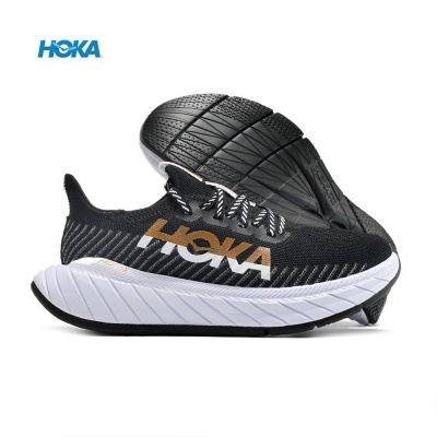 Ténis desportivos HOKA pretos com sola branca e logo dourado e branco