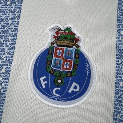 Emblema bordado do FC Porto em tecido branco com texto azul nas laterais
