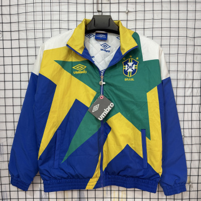 Casaco desportivo Umbro com cores amarelo, verde, azul e branco e emblema da CBF Brasil
