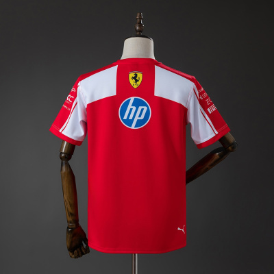 Camisola desportiva vermelha com logótipos Ferrari, HP e Puma vista de costas
