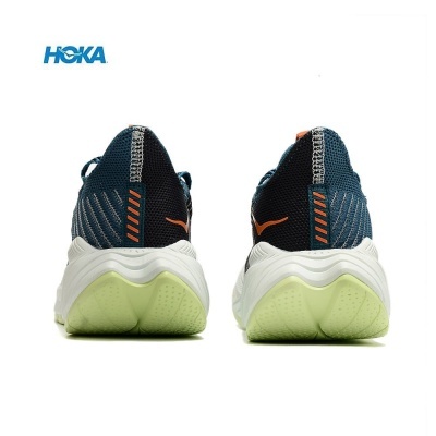 Sapatos de corrida HOKA azuis e pretos vistos de trás