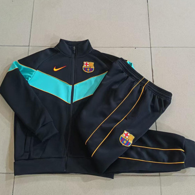 fato de treino preto com detalhes azuis claros e amarelos, logótipos FC Barcelona e Nike