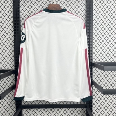 Camisola desportiva branca com riscas rosas nas mangas pendurada em estrutura metálica preta