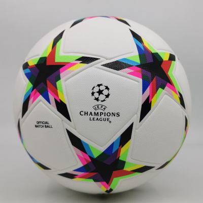 Bola de futebol branca com estrelas coloridas e texto UEFA Champions League.