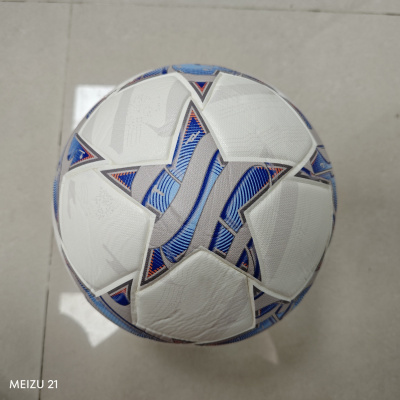 Bola de futebol branca com padrão azul e cinza