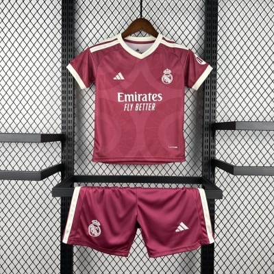 Conjunto de futebol bordeaux Real Madrid com logos e texto Emirates FLY BETTER