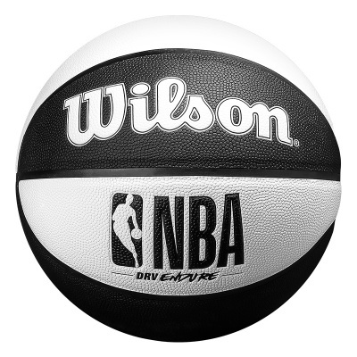 Bola de basquetebol preta e branca com logos Wilson e NBA