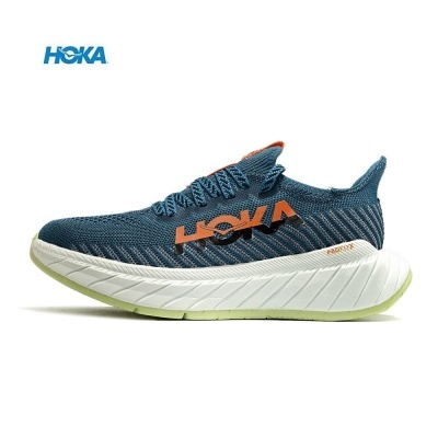 Ténis azul Hoka com sola branca e detalhes laranja