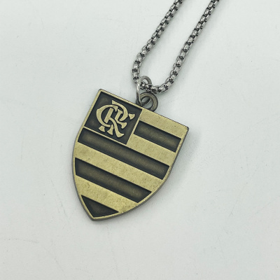 Colar com pendente em forma de escudo dourado com faixas e monograma CR