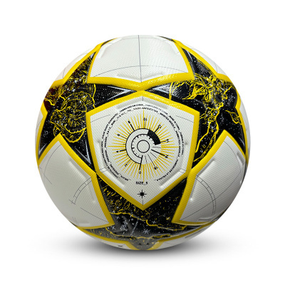 Bola de futebol branca com estrelas pretas e amarelas e texto SIZE 5 no centro.