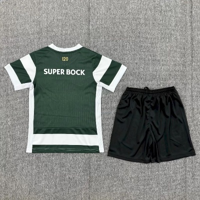 Conjunto de roupa desportiva verde e branca com calções pretos