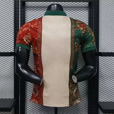 Camisola polo masculina com padrão floral tricolor vista de costas em manequim, fundo de grelha metálica