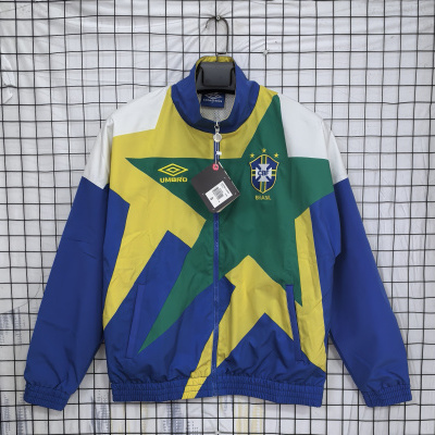 Casaco desportivo colorido Brasil CBF UMBRO com etiqueta pendurada