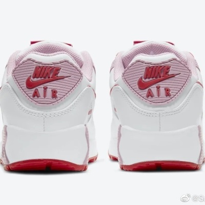 Ténis Nike Air branco e rosa com pormenores vermelhos vistos de trás