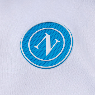 Logótipo azul e branco com letra N sobre tecido branco