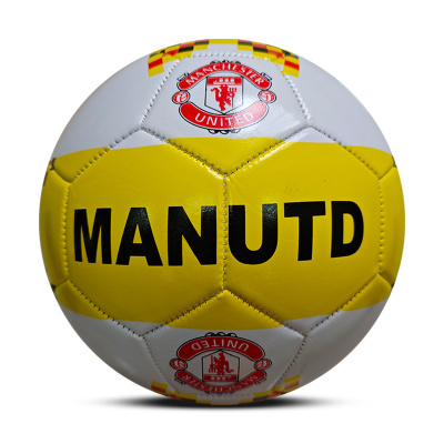 Bola de futebol branca e amarela com logótipos e texto Manchester United