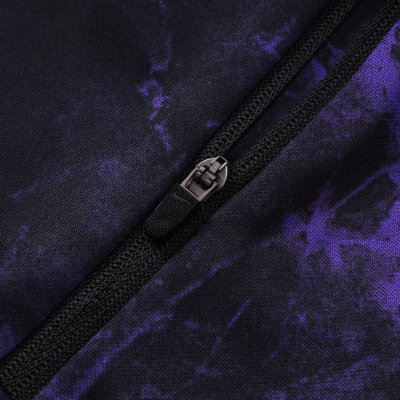 Close-up de tecido roxo com padrão marmoreado e fecho éclair preto