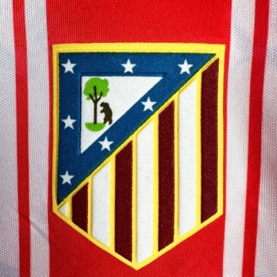 Escudo do Atlético de Madrid em tecido com riscas vermelhas e brancas