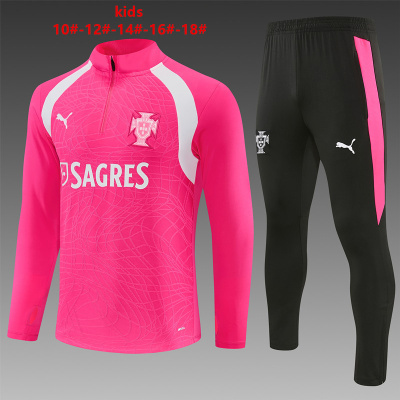 Conjunto infantil rosa e preta com camisola de treino e calças com logótipos PUMA e escudo de Portugal