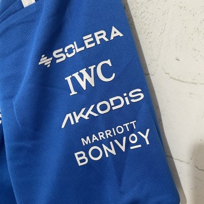 Manga azul de camisola desportiva com logótipos brancos SOLERA, IWC, AKKODIS, MARRIOTT BONVOY