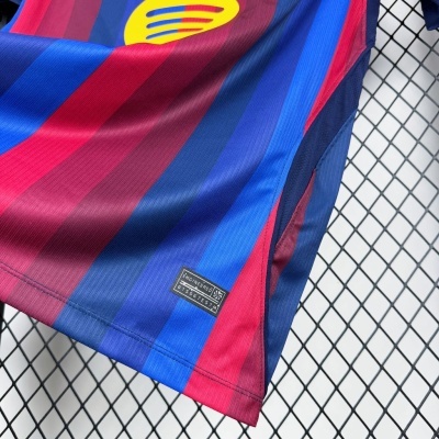 T-shirt riscada azul e vermelha com etiqueta Engineered e fundo de rede metálica