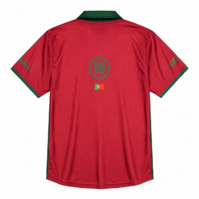 T-shirt desportiva vermelha com detalhes verdes e números nas costas