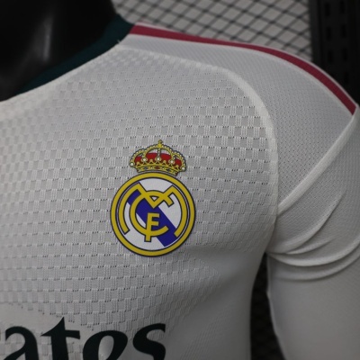 Camisola branca de futebol com logótipo do Real Madrid e padrão quadriculado