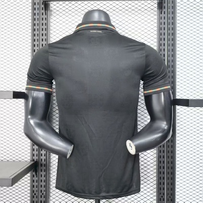 Polo preto masculino com detalhe colorido na gola e mangas e texto PANTERA NEGRA nas costas