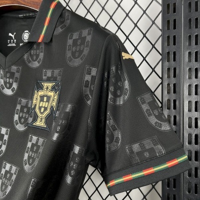 Camisola preta de futebol Portugal FPF com padrões de brasão, gola e punhos coloridos e logo Puma dourado na manga